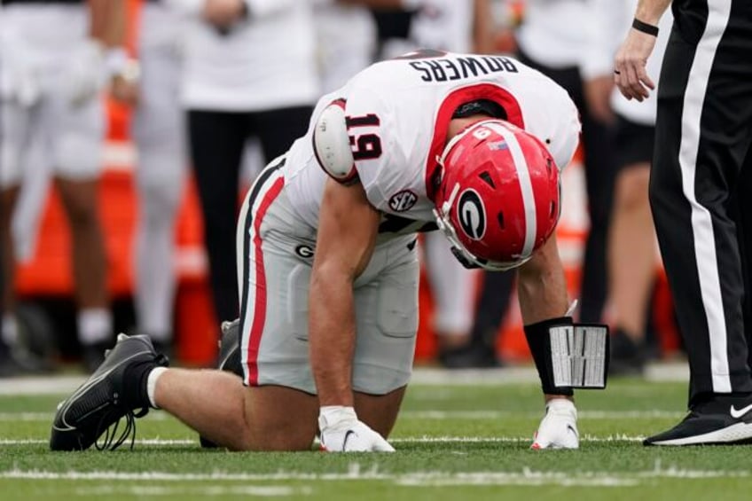 no 1 georgia loses tight end brock bowers to sprained left foot against vandy