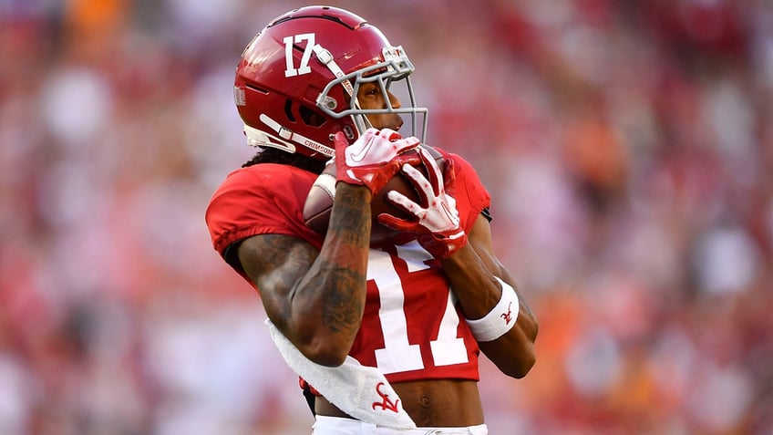 no 11 alabama dominates second half to take down sec rival no 17 tennessee