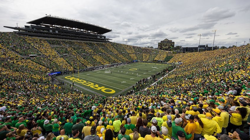 no 19 colorado routed in oregon against 10th ranked ducks after dan lanning rips buffaloes before game