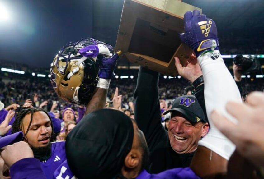 no 4 washington finishes perfect regular season with 24 21 win over washington state in apple cup