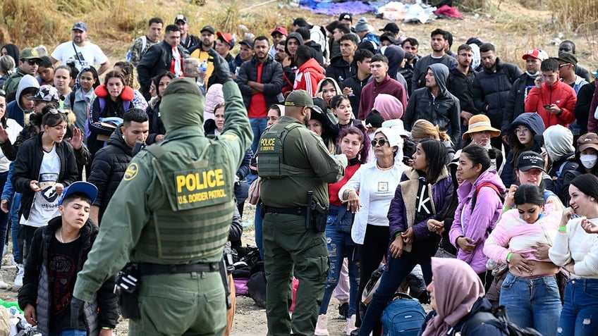 Border Patrol hands out bracelets to large group of migrants