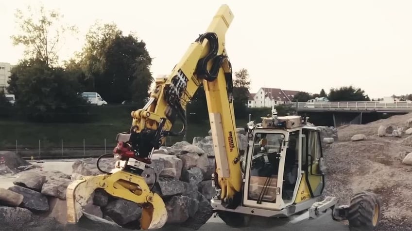 no humans needed here how this robot builds walls all by itself