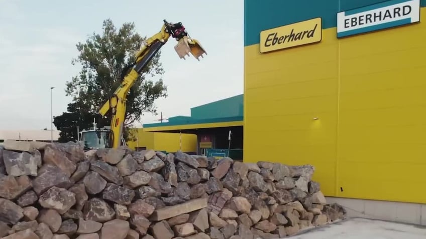 no humans needed here how this robot builds walls all by itself