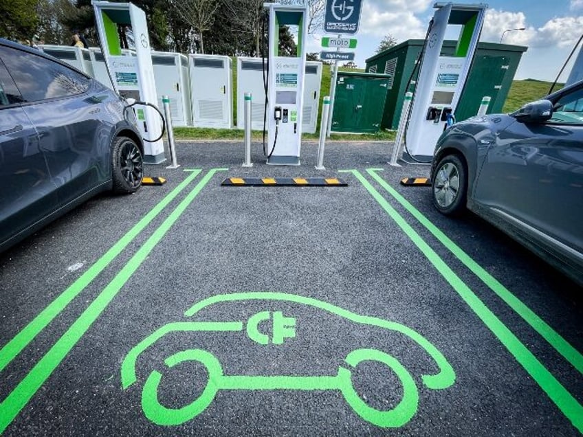 no juice wsj columnist finds 40 of ev chargers she tried in la county were out of service