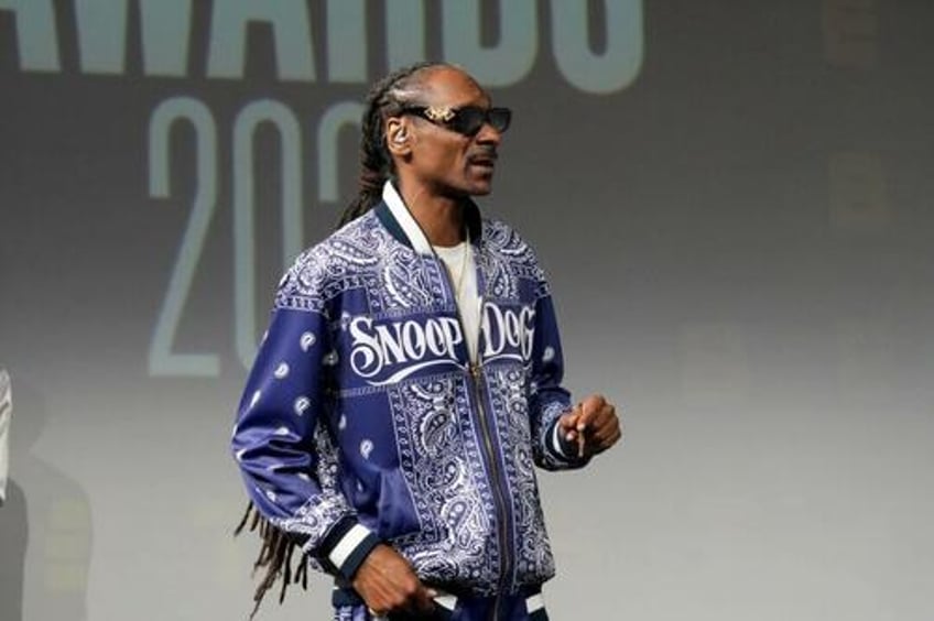 no longer craving murder rapper snoop dogg now has nothing but love and respect for trump