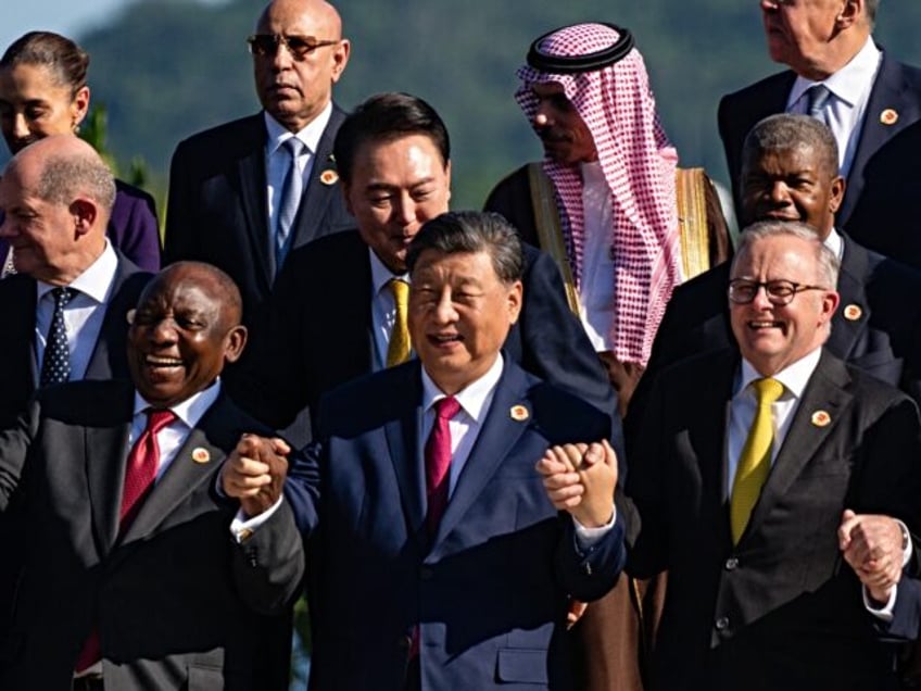 (L-R, front row) South African Cyril Ramaphosa, President Chinese President Xi Jinping and