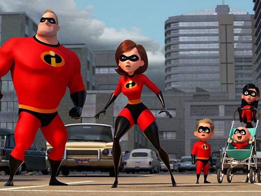 Holly Hunter, Craig T. Nelson, Sarah Vowell, and Huck Milner in Incredibles 2 (Disney/Pixa