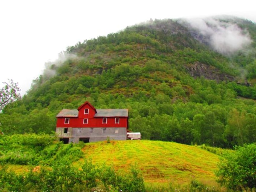 landscape-forest-outdoor-mountain-cloud-farm-568549-pxhere.com