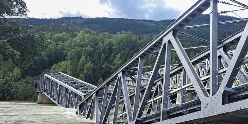 norwegian railway bridge collapses due to torrential rain