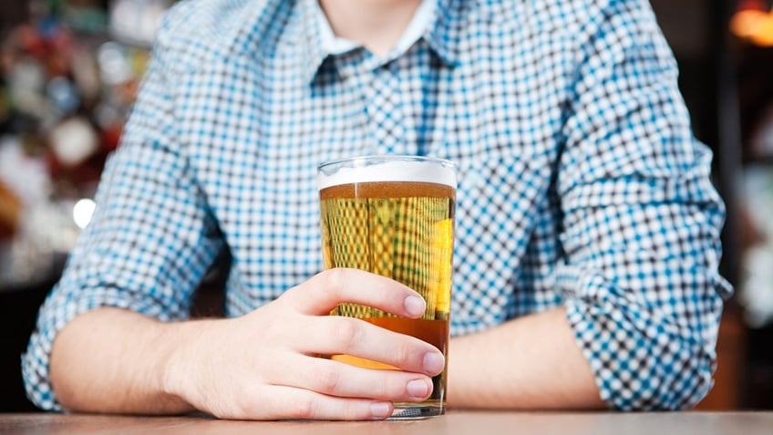 Man holding a beer