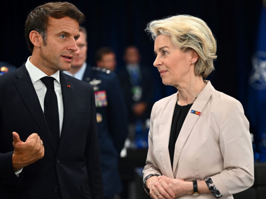 France's President Emmanuel Macron (L) speaks with President of the European Commission Ur