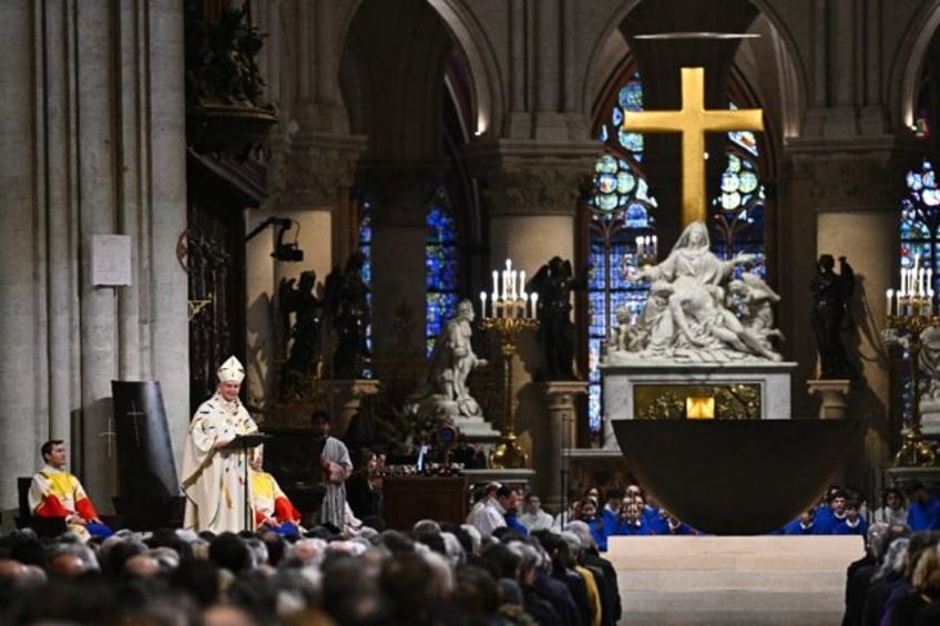 Archbishop of Paris Laurent Ulrich consecrated the main alter