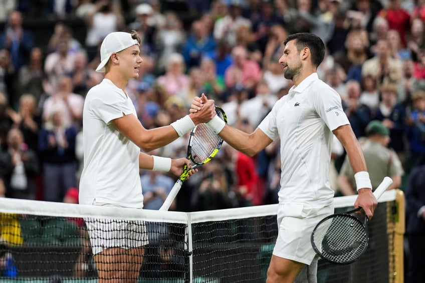 novak djokovic calls out disrespect from booing wimbledon crowd