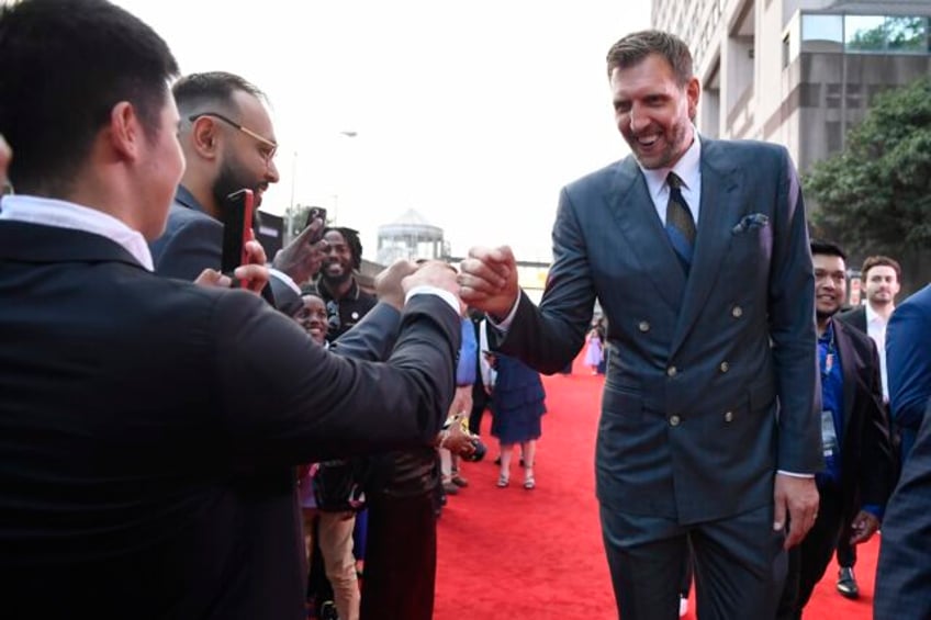 nowitzki gasol parker give international flavor to basketball hall of fame enshrinement