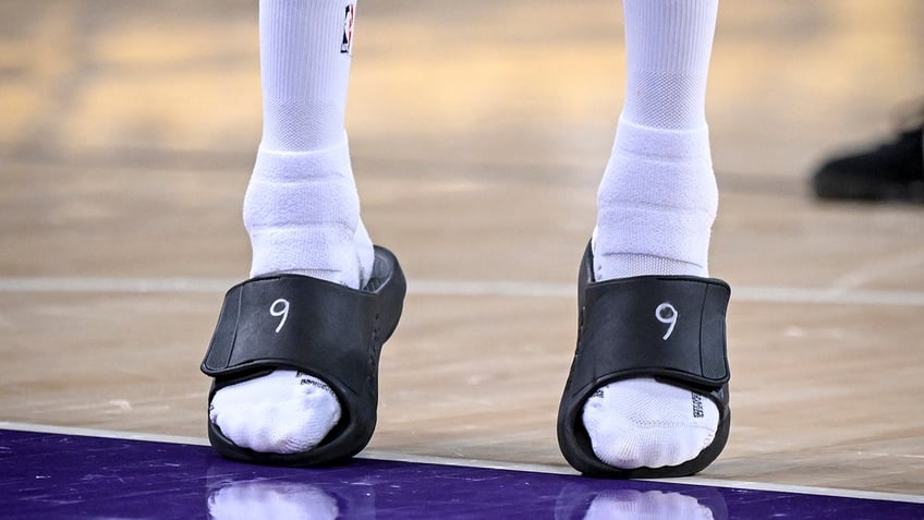 Michael Porter Jr.'s flip flops