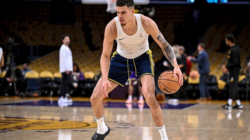 Michael Porter Jr. warms up in flip flops