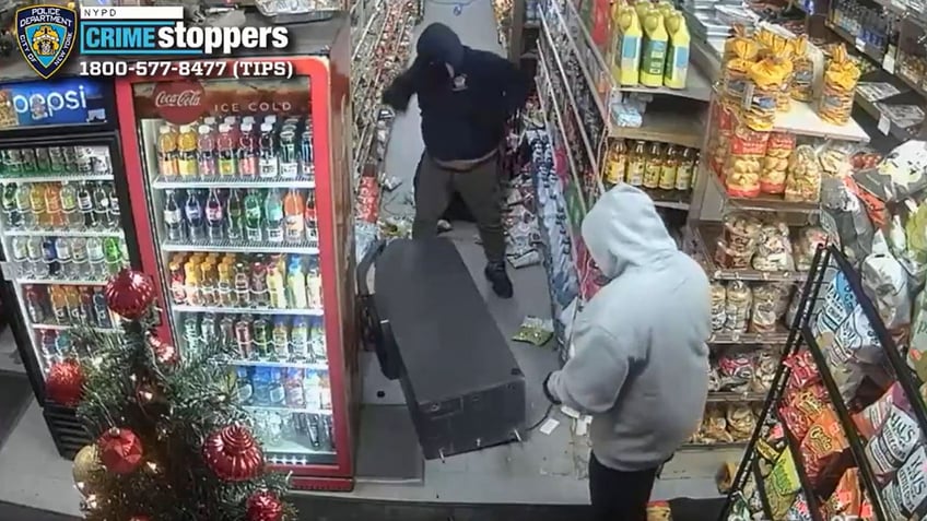 alleged robbers stealing ATM