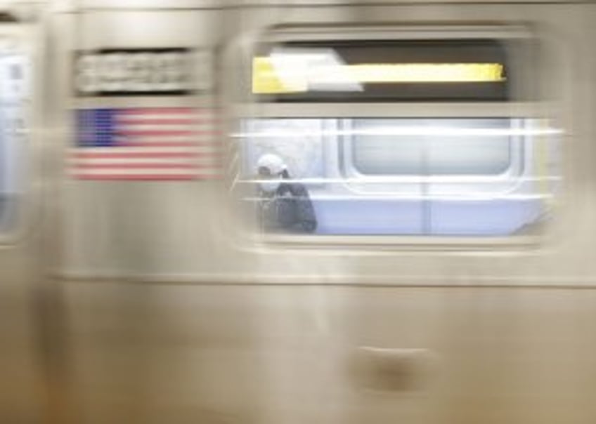 NYC police look for trio of suspects in fatal morning subway shooting