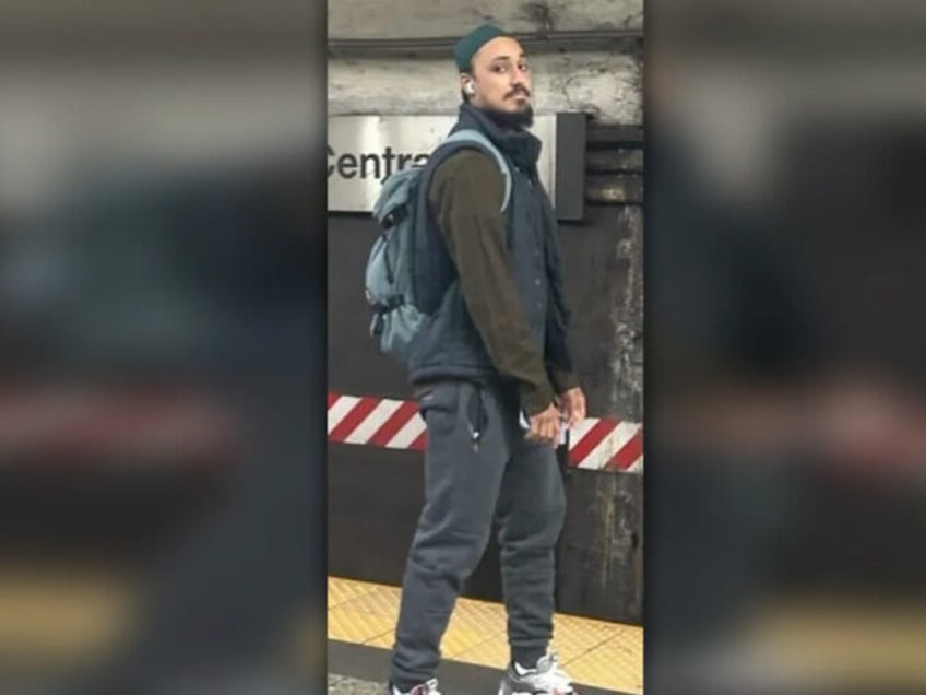 nypd man clobbers woman in the face in alleged antisemitic subway attack