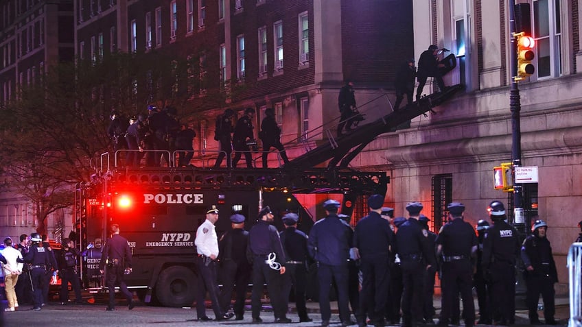 NYPD officers enter Columbia building through windows