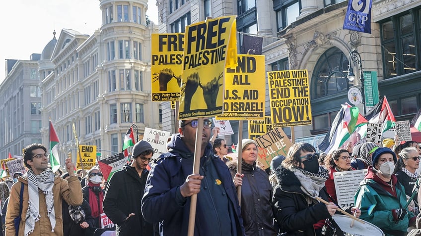 nypd warns of possible rockefeller center tree lighting disruptions by pro palestinian activists report