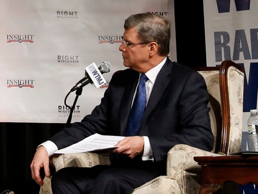 Republican presidential candidate, Sen. Ted Cruz, R-Texas, talks with radio host Charlie S