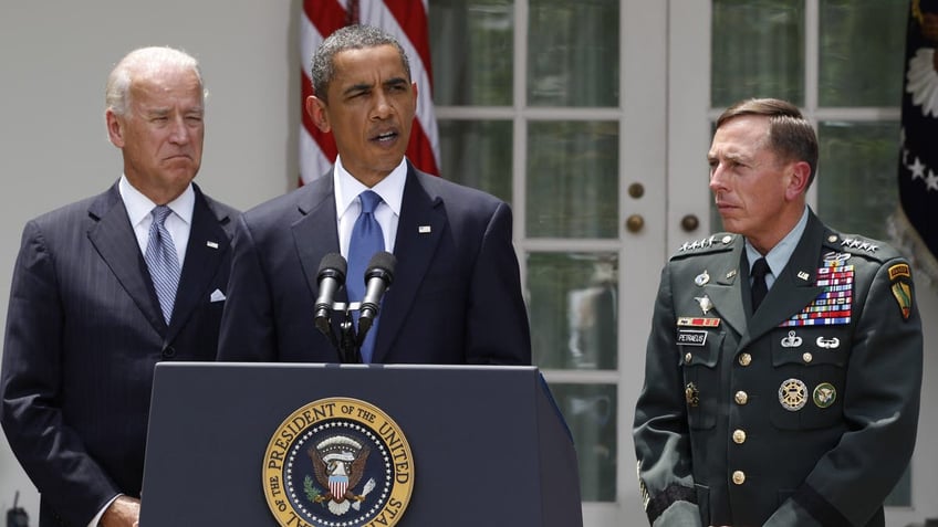 U.S. President Barack Obama announces that Gen. David Petraeus (R) will replace Gen. Stanley McChrystal 