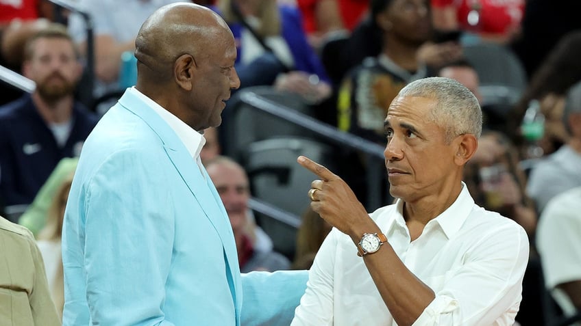 Barack Obama points at Spencer Haywood