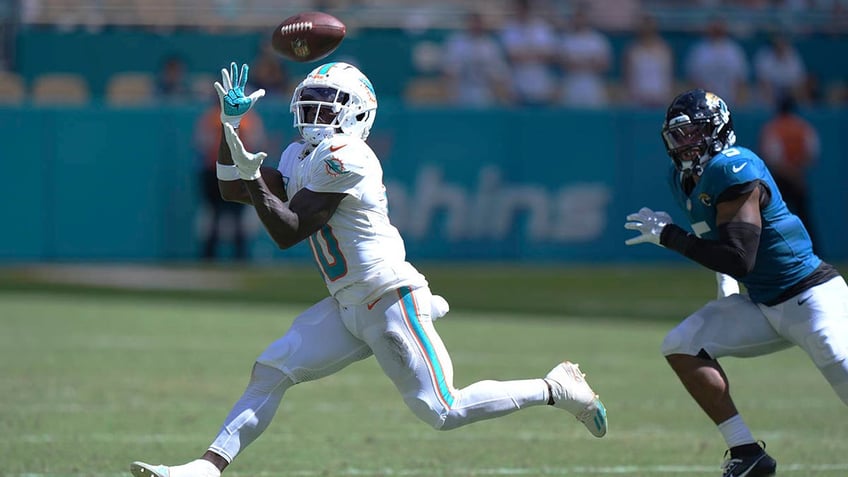 Tyreek Hill catches a pass