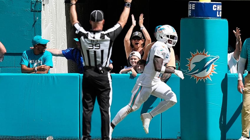 Tyreek Hill celebrates