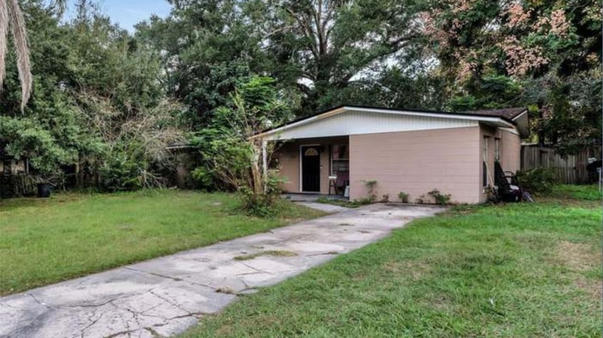 Cement driveway leading toward single story home