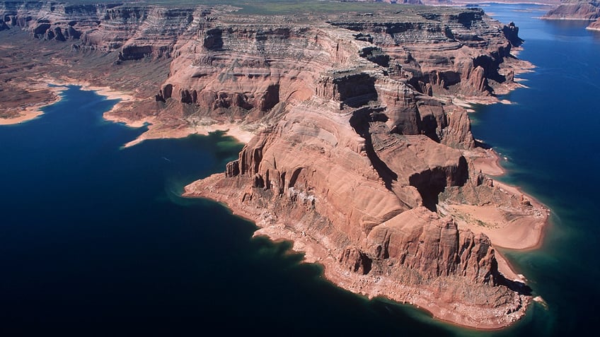 ohio man 36 dies after jumping off cliff at lake powell in utah