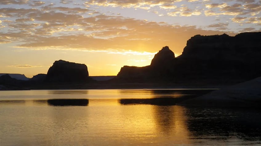 ohio man 36 dies after jumping off cliff at lake powell in utah