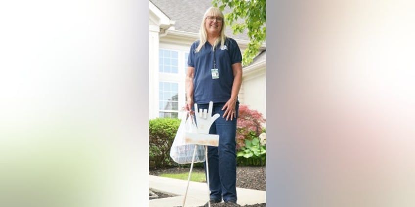 ohio meals on wheels volunteer receives award after learning american sign language for meal recipient