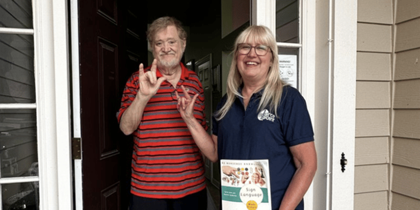 ohio meals on wheels volunteer receives award after learning american sign language for meal recipient