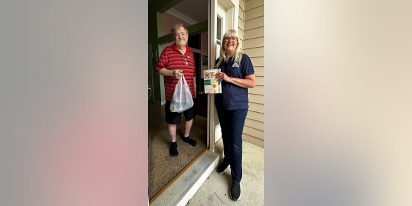 ohio meals on wheels volunteer receives award after learning american sign language for meal recipient