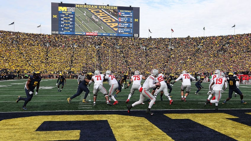 Ohio State Buckeyes quarterback rolls out