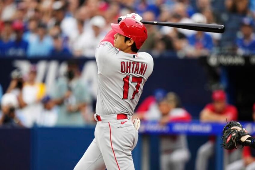 ohtani hits majors leading 39th home run against blue jays extends hr streak to 3 at bats