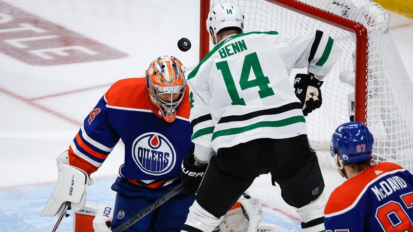 Jamie Benn puts a shot on Stuart Skinner