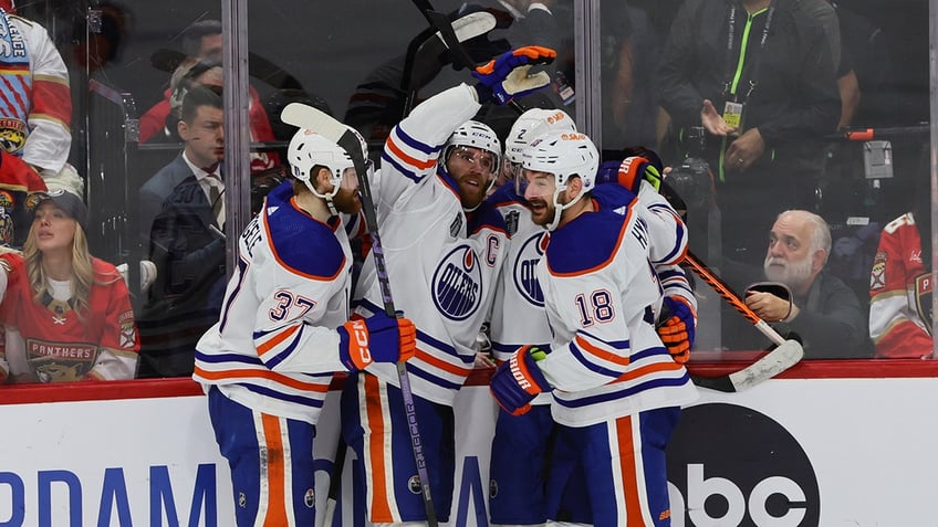 Oilers celebrating goal