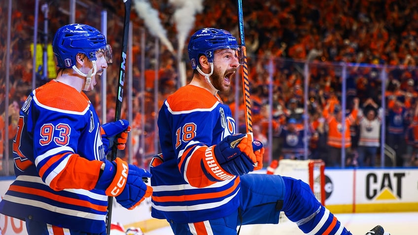 Oilers celebrate Game 6 goal