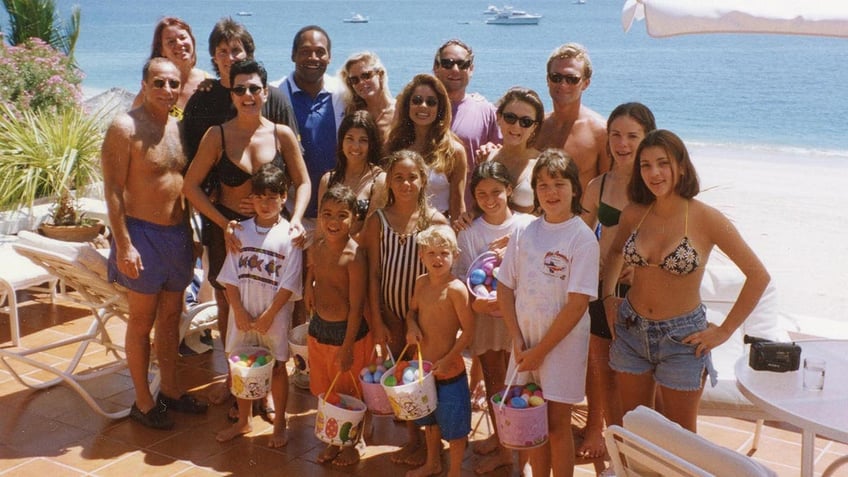 OJ Simpson and the Kardashian and Jenner family pose for a photo at the beach