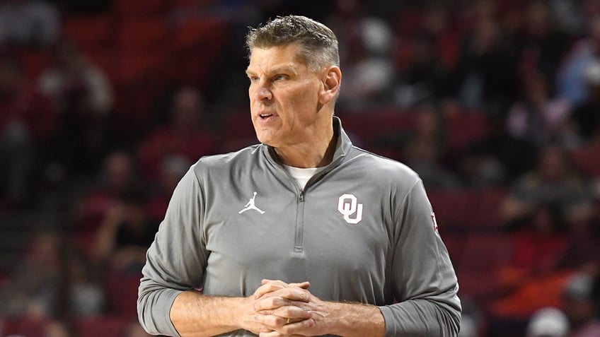 Porter Moser coaches