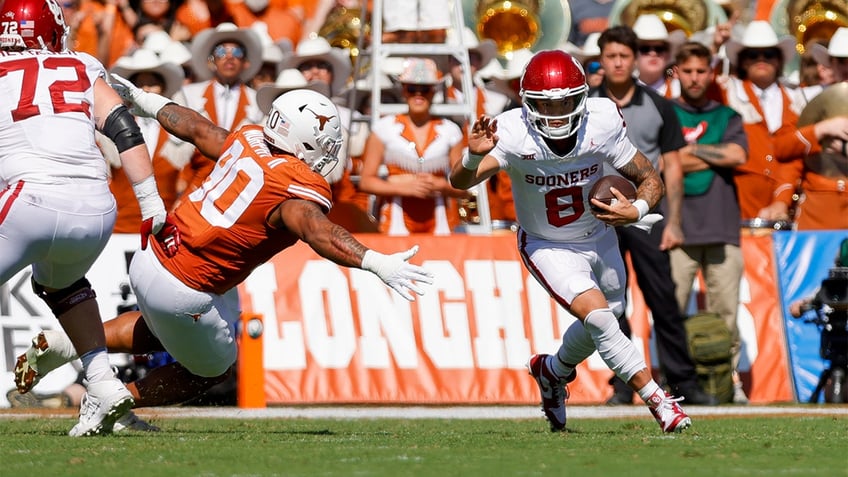 oklahoma downs texas in red river rivalry classic with clutch last minute drive