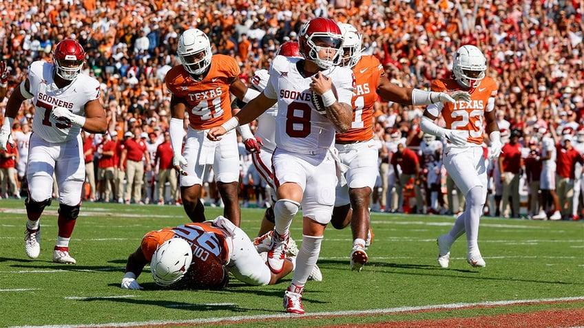 oklahoma downs texas in red river rivalry classic with clutch last minute drive