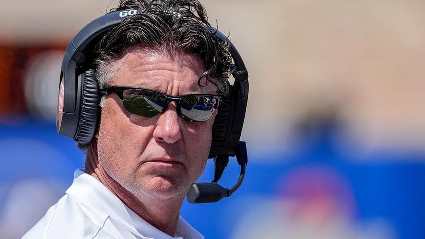 Mike Gundy calls plays