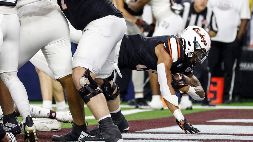 Ollie Gordon dives into the end zone