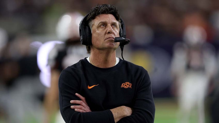 Mike Gundy reacts on the sidelines