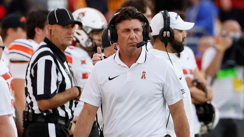 Mike Gundy coaches a game