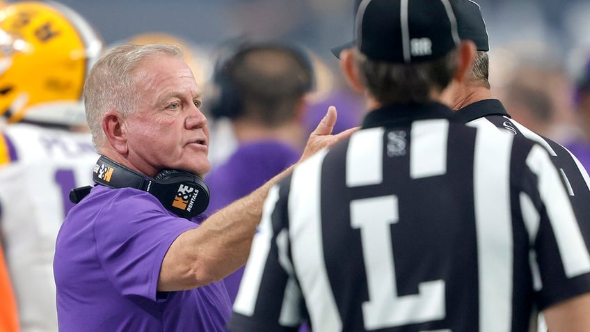 Brian Kelly talks to a ref